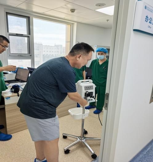 Hangzhou Zhengda Medical engineers demonstrated the precise use of the automatic tourniquet system